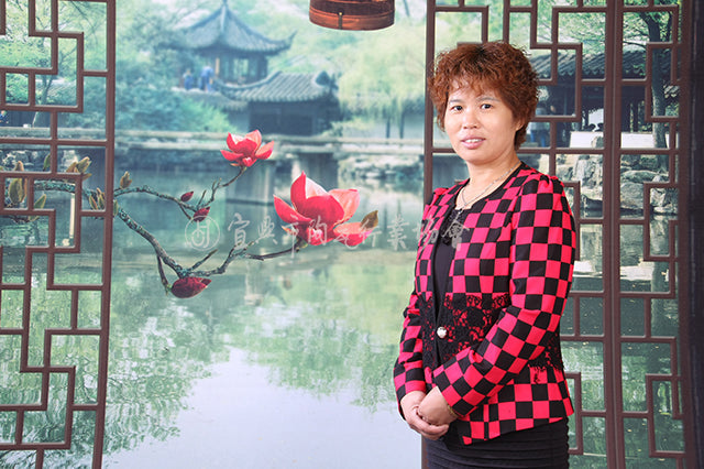 the photo of yixing teapot artist Fan Xiufang