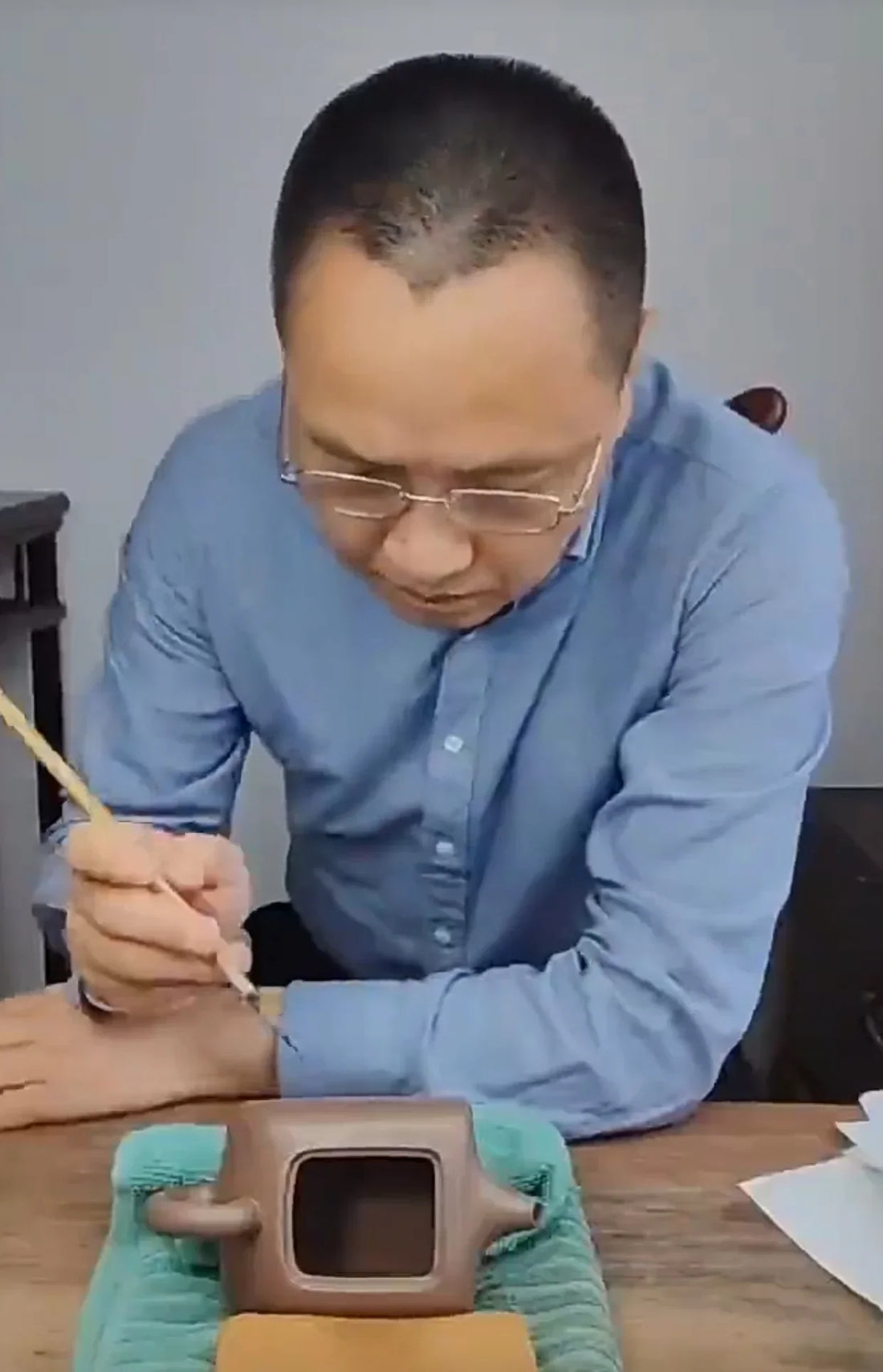teapot artist Cao Qimin Carving a teapot