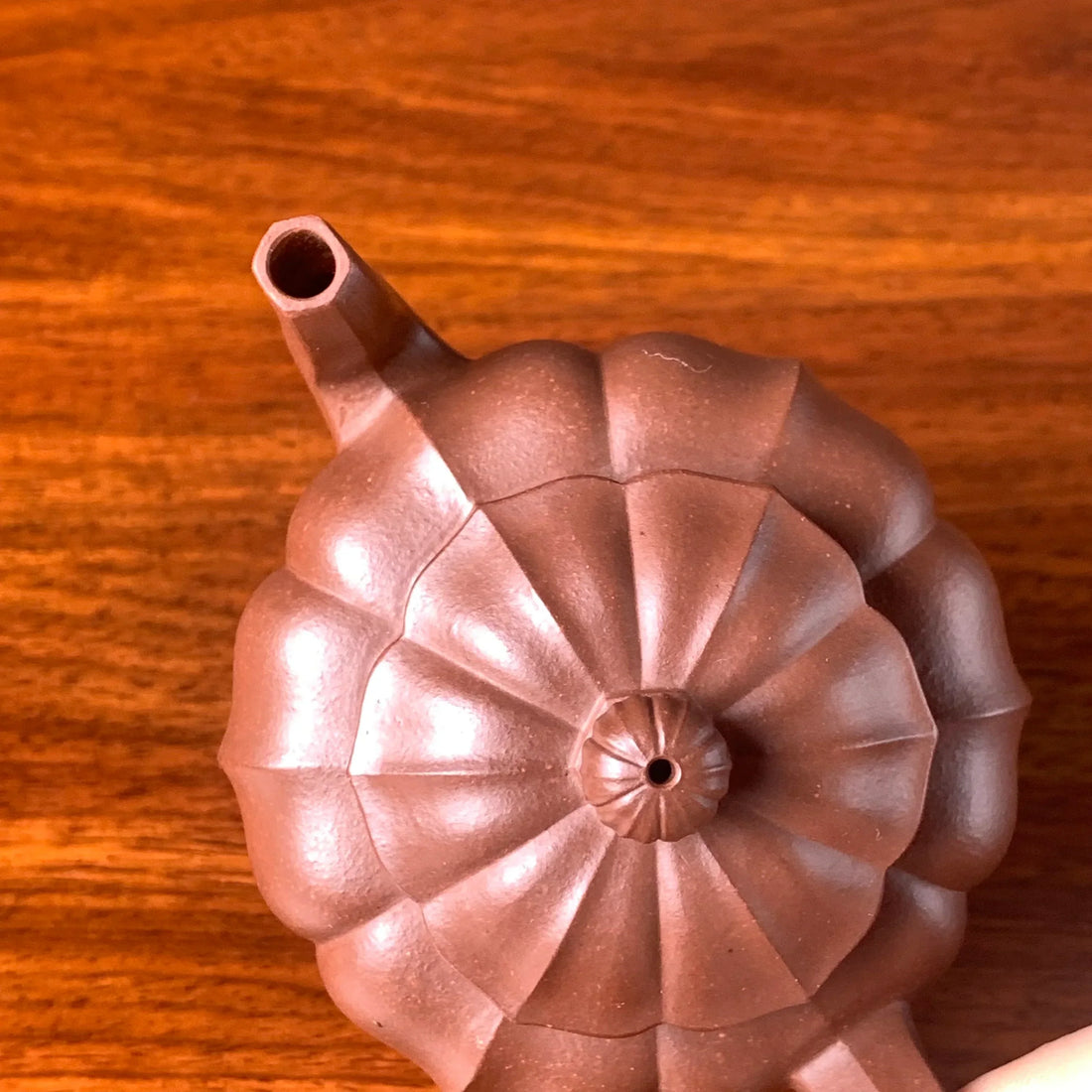 Ribbed (jin wen 筋纹) vintage yixing teapot