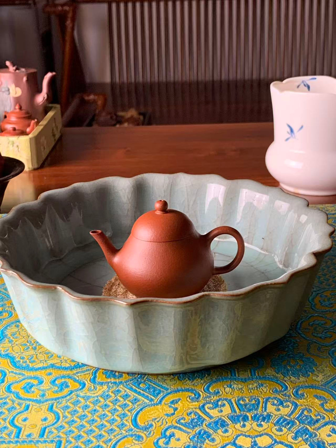 brew tea in yixing teapot