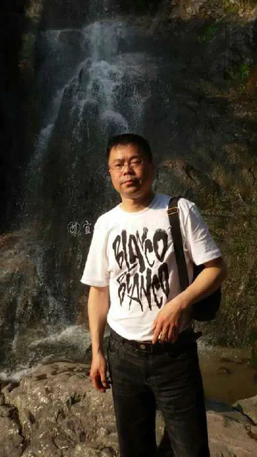 the photo of yixing tea pot artist He Renqun