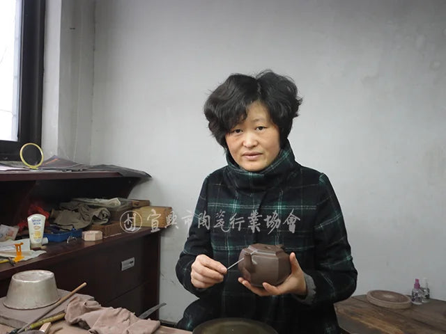 the photo of teapot artist Chen Yiqun