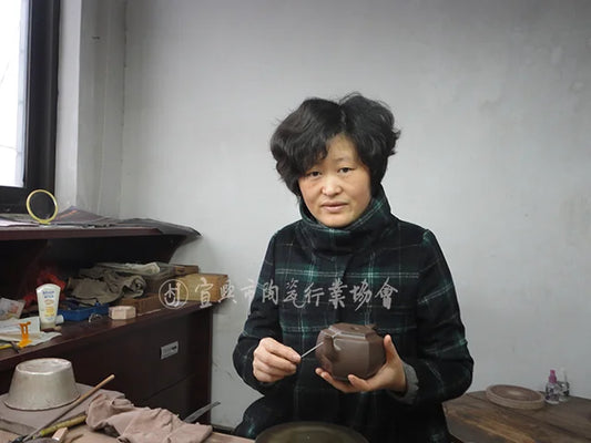 the photo of teapot artist Chen Yiqun