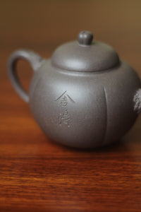 Collectible Teapot Named Qiu Qu detail