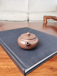 Artwork Yixing teapot Bian Shi 85ml fully handmade by Quan Hong Sun