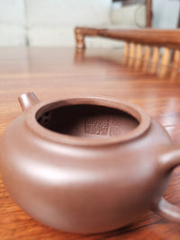 Artwork Yixing teapot Bian Shi 85ml fully handmade by Quan Hong Sun