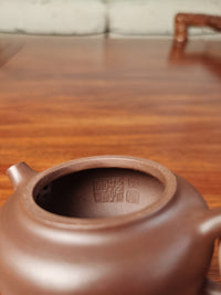 Artwork Yixing teapot Bian Shi 85ml fully handmade by Quan Hong Sun