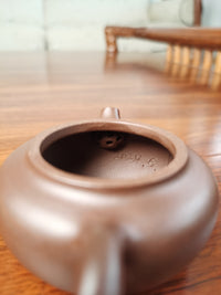 Artwork Yixing teapot Bian Shi 85ml fully handmade by Quan Hong Sun