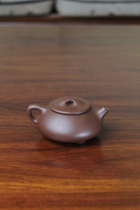 Yixing clay teapot shi piao back