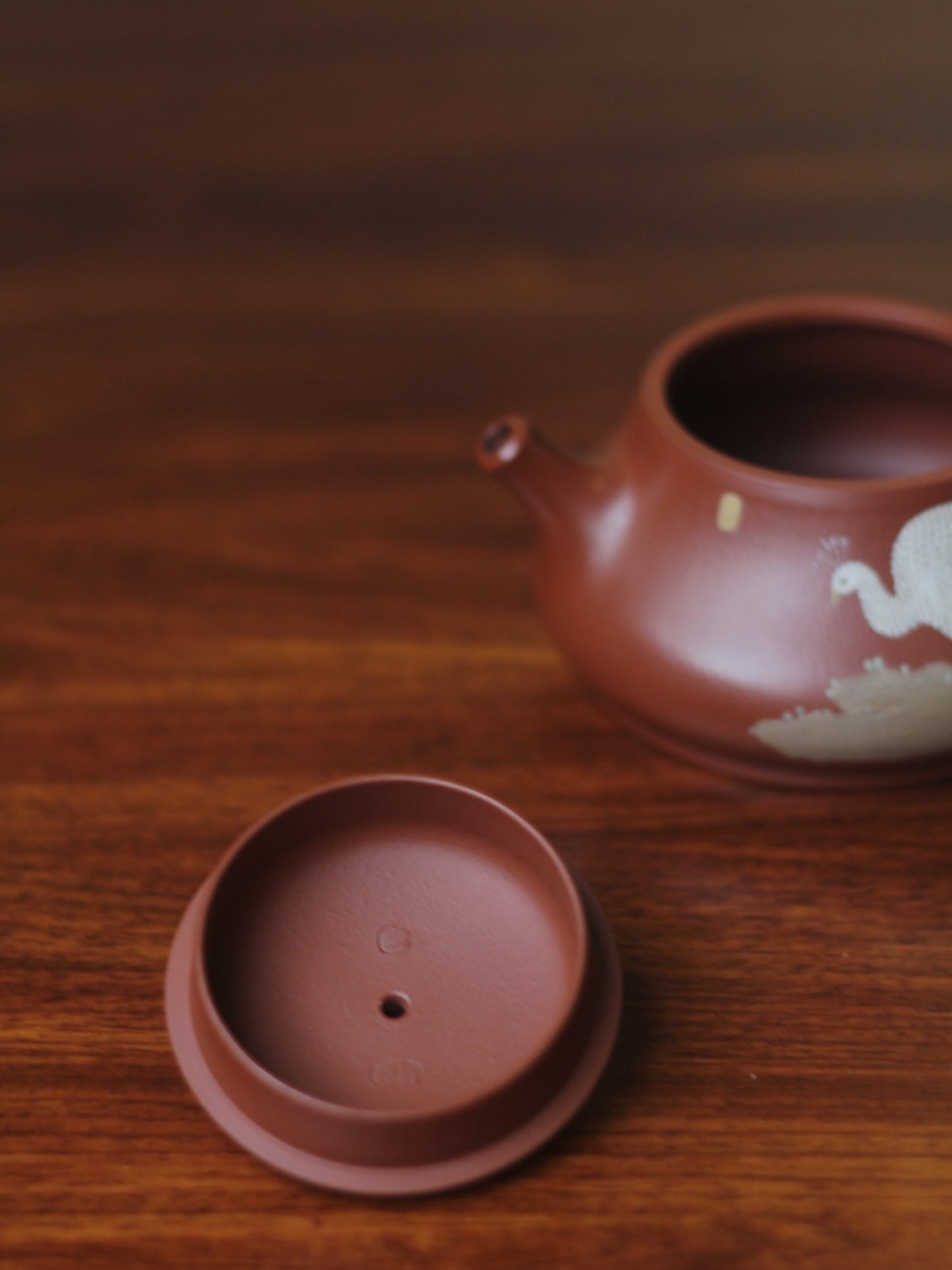 Yixing clay teapot peacock lid seal mark