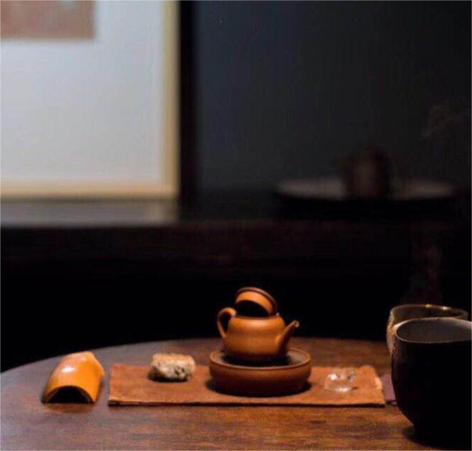yixing teapots on the table