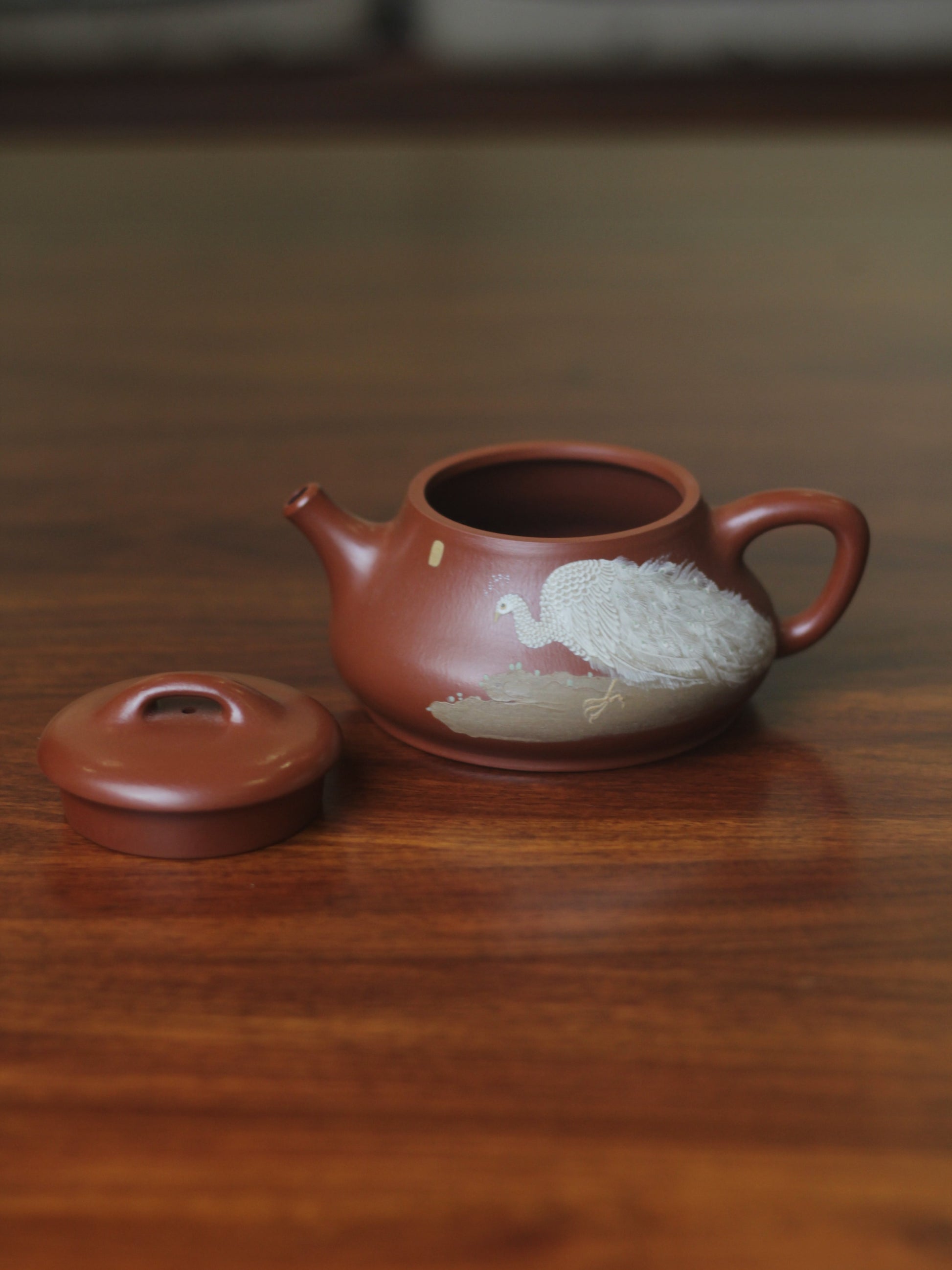 Yixing teapot peacock lid