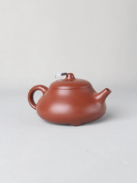 The side view of the artwork teapot named "Egret," handmade by the artist