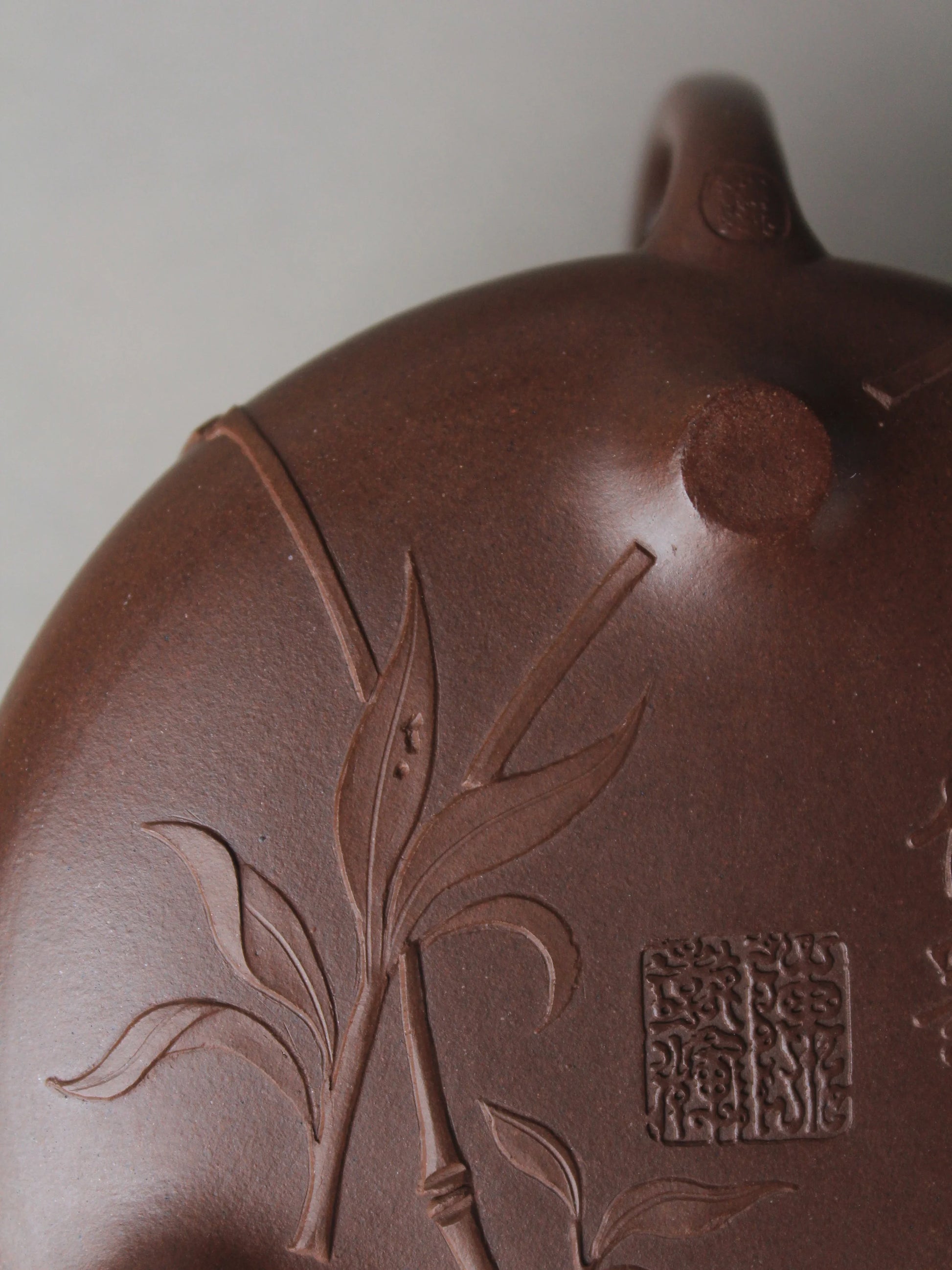 the bottom detail of the artwork teapot shi piao