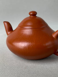 the traces left by the fully handmade process on the teapot surface.