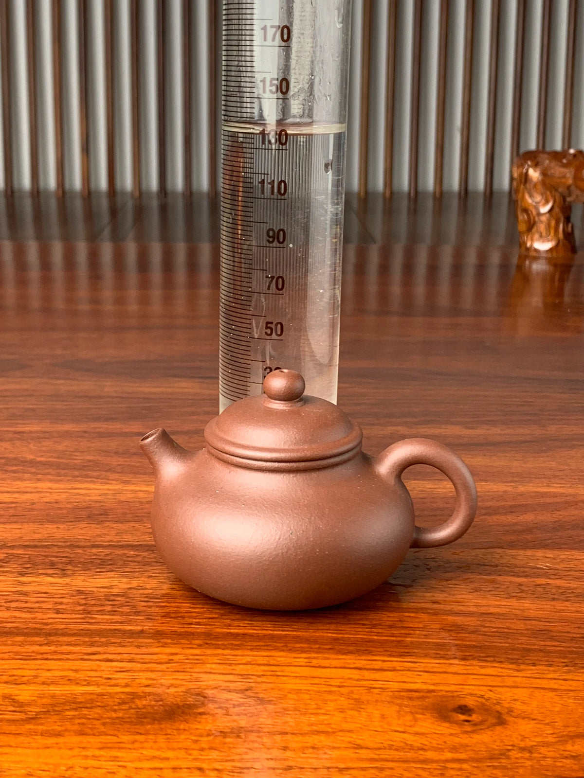 the capacity of the yixing zisha clay teapot rong tian is 135ml