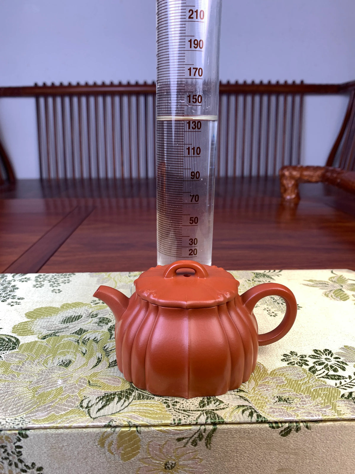the capacity of the yixing zisha clay teapot is 140ml