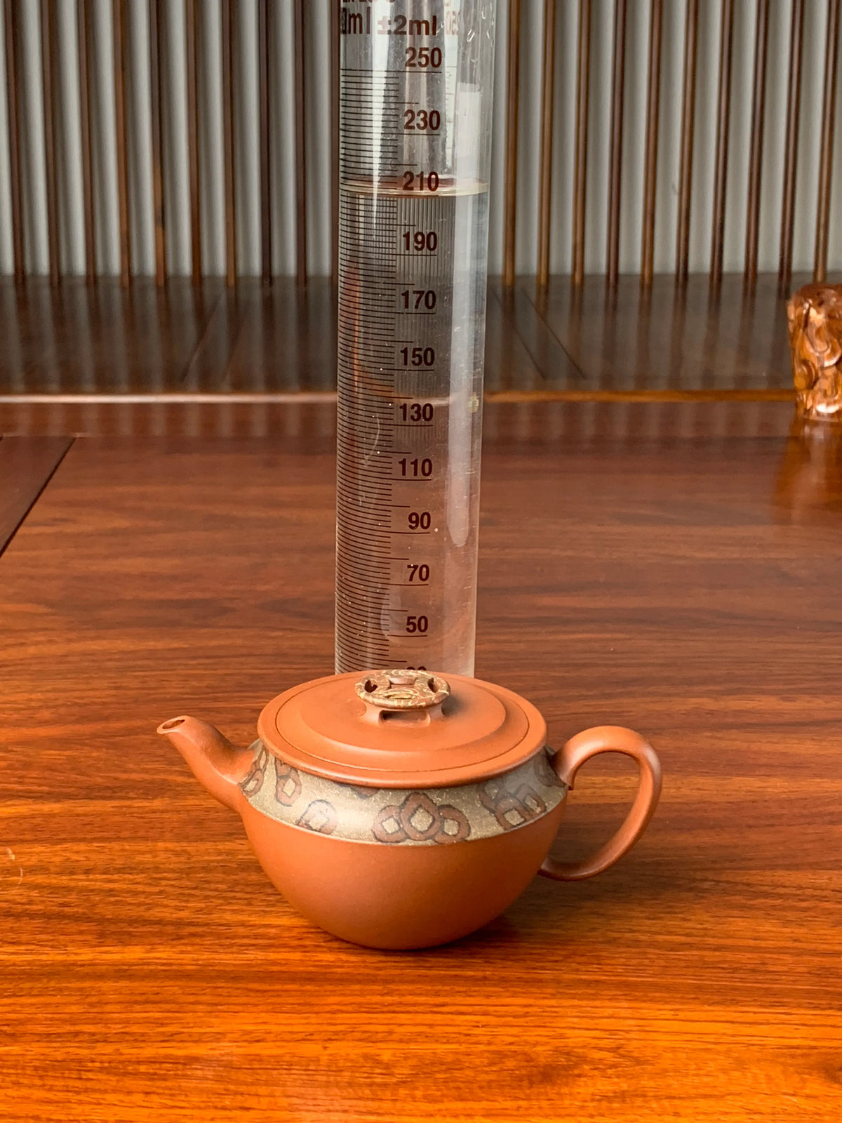 the capacity of the teapot is 210ml