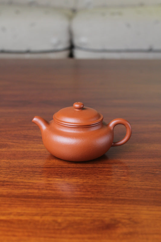 chinese teapot fang gu on the table