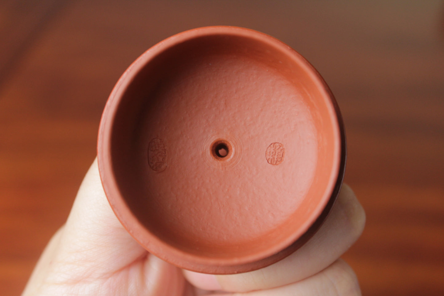 lid mark of the chinese teapot fang gu on the table