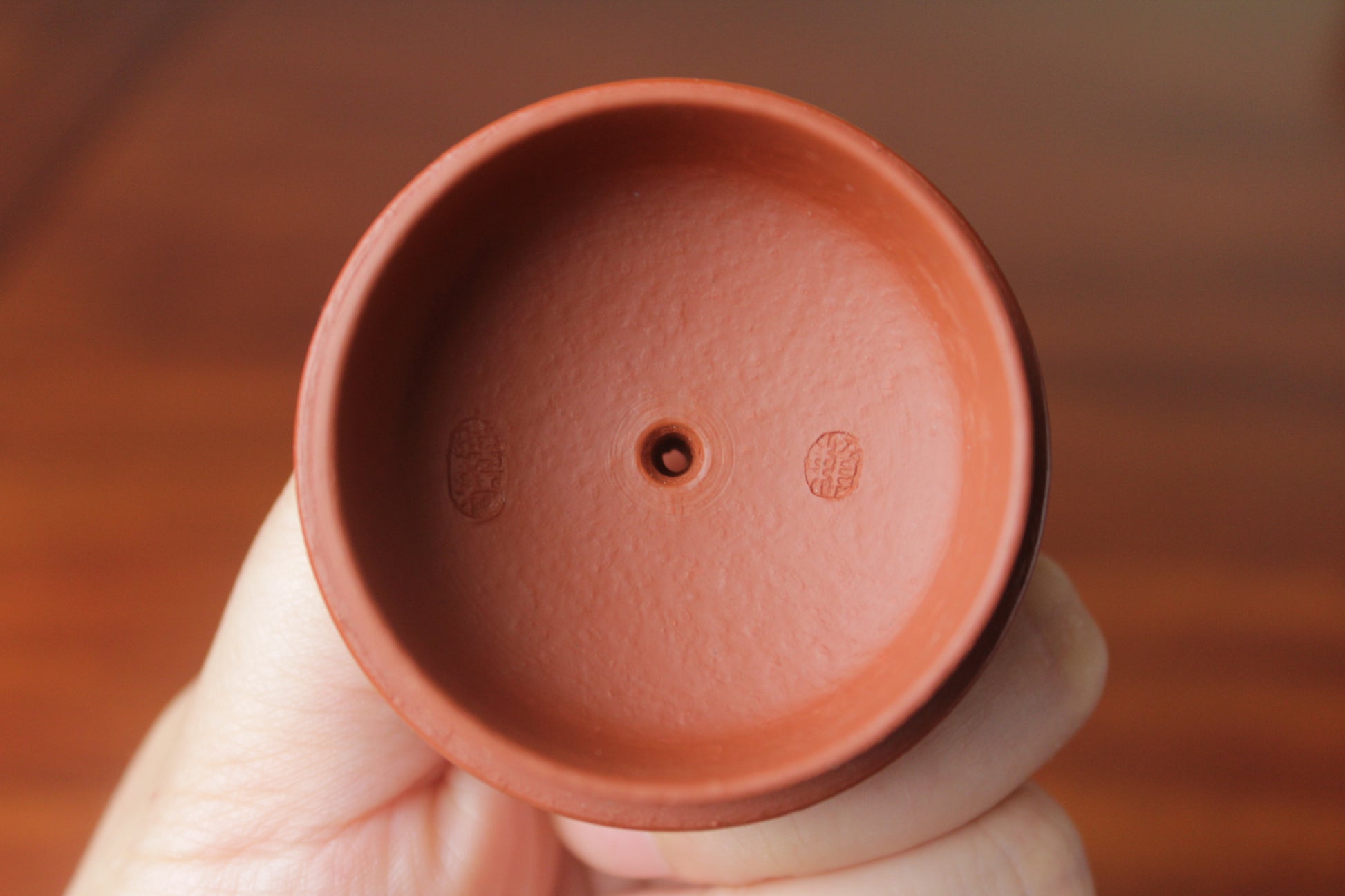 lid mark of the chinese teapot fang gu on the table