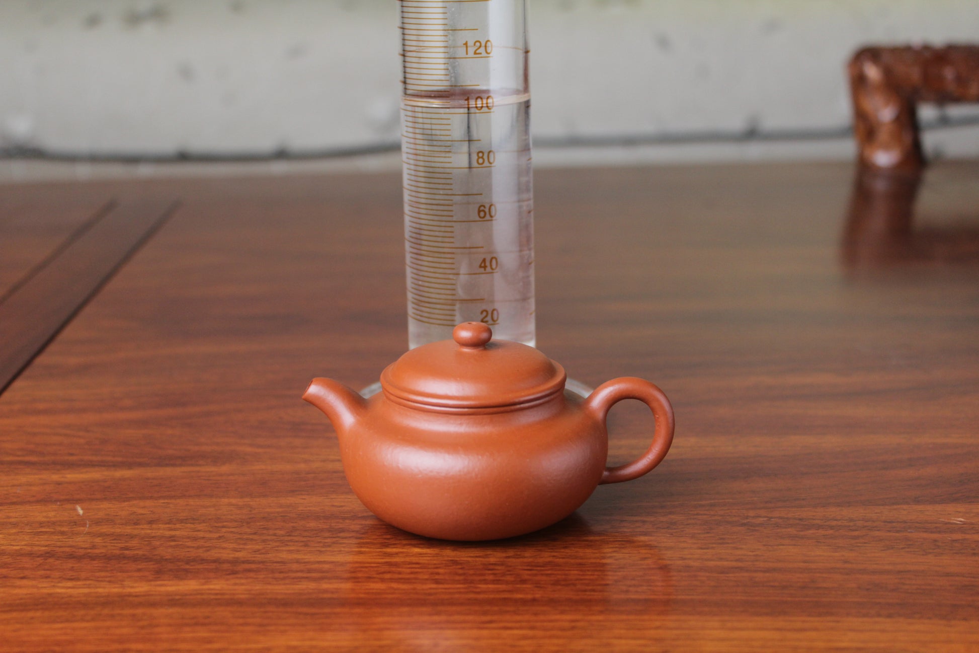 Size of the chinese teapot fang gu on the table