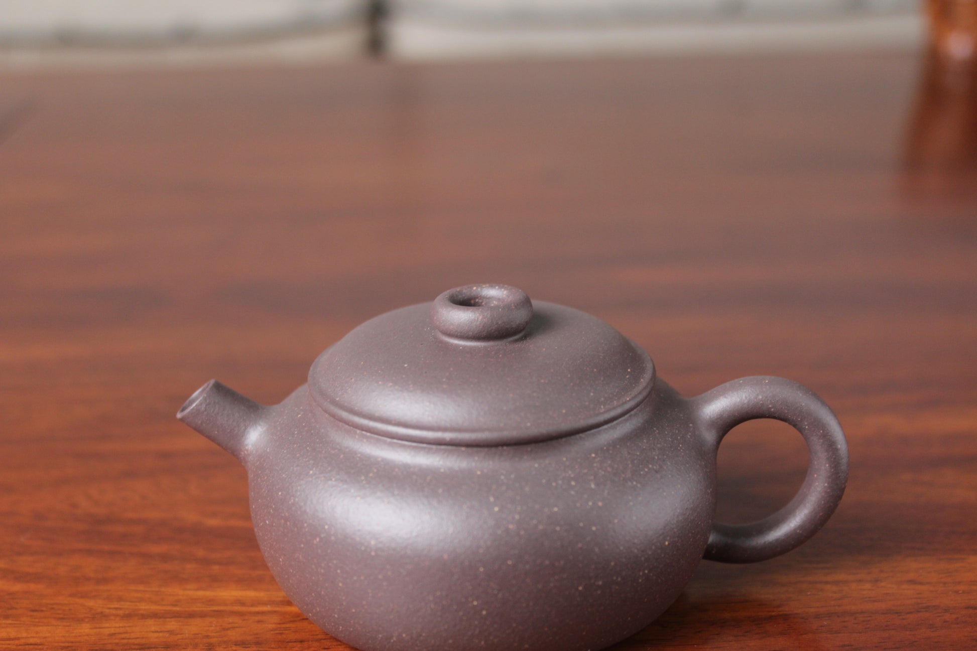 Details of the Chinese teapot on the table