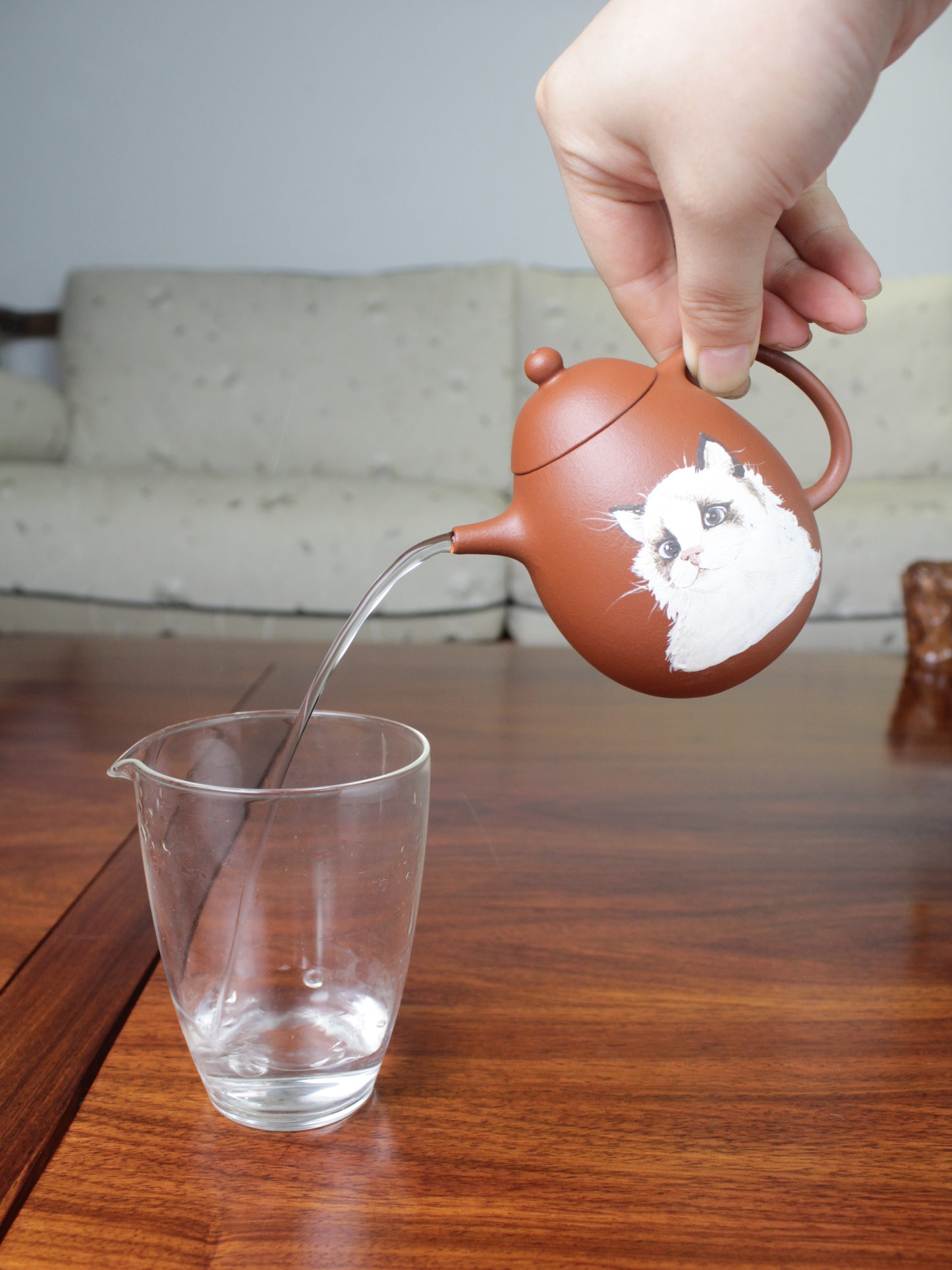The Pour of the Chinese teapot. The pour of the teapot is excellent.