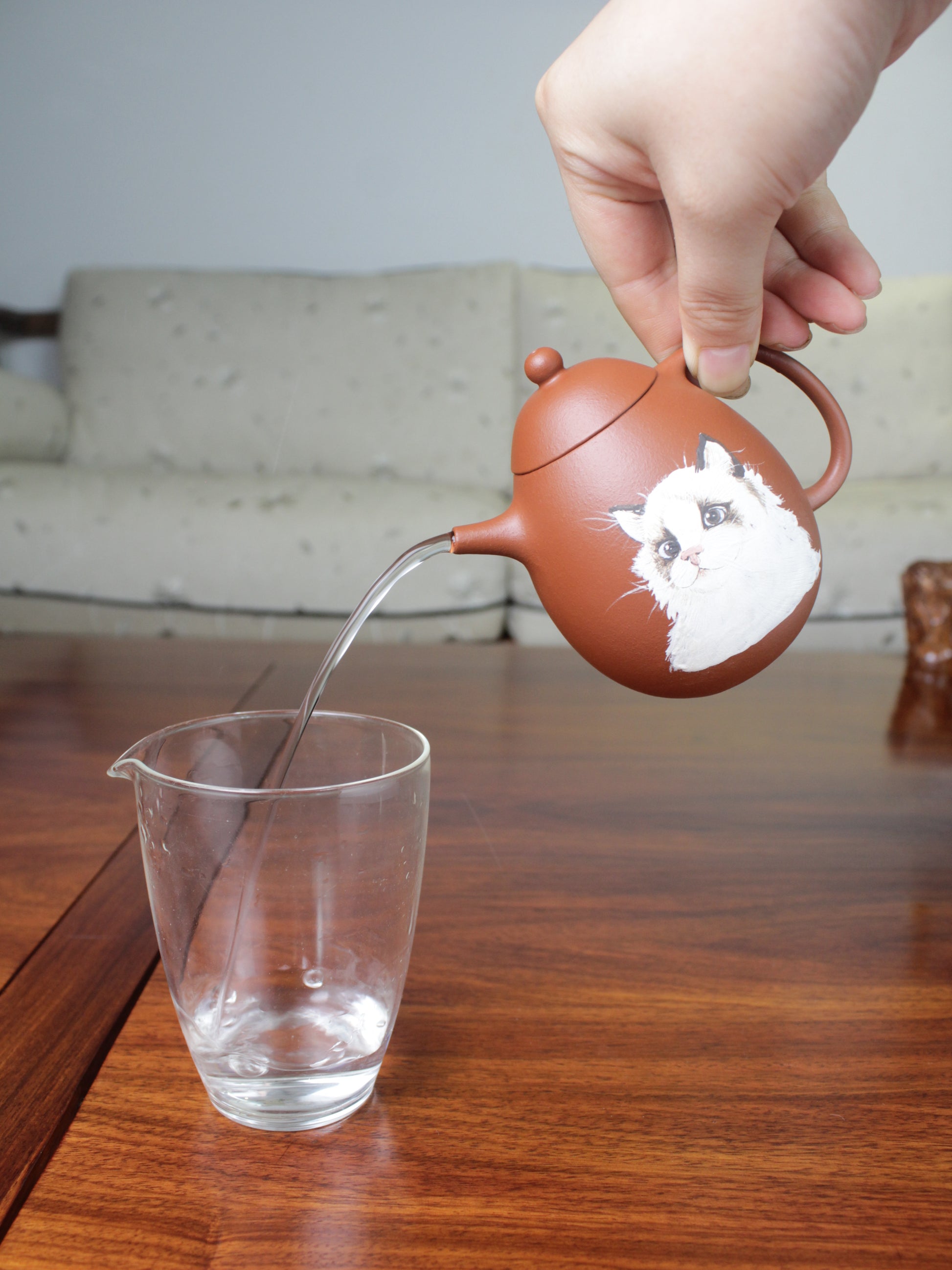 The Pour of the Chinese teapot. The pour of the teapot is excellent.