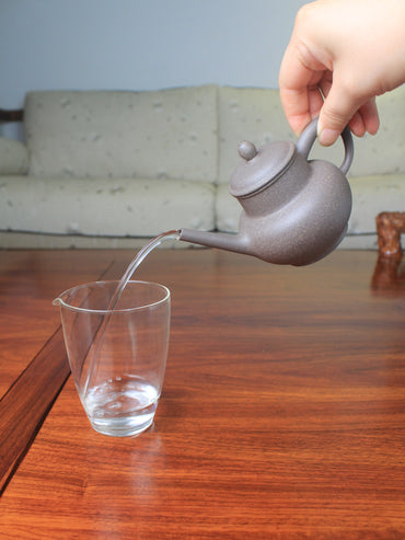 Pour of the Chinese teapot
