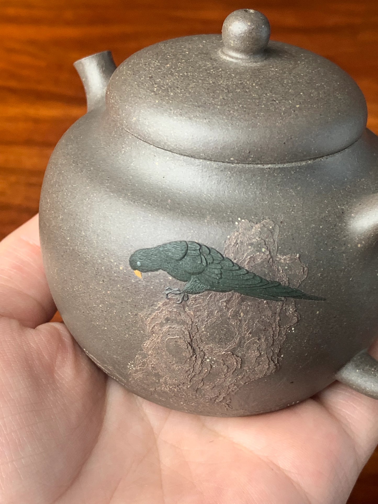 the details of the clay painting on the teapot artwork