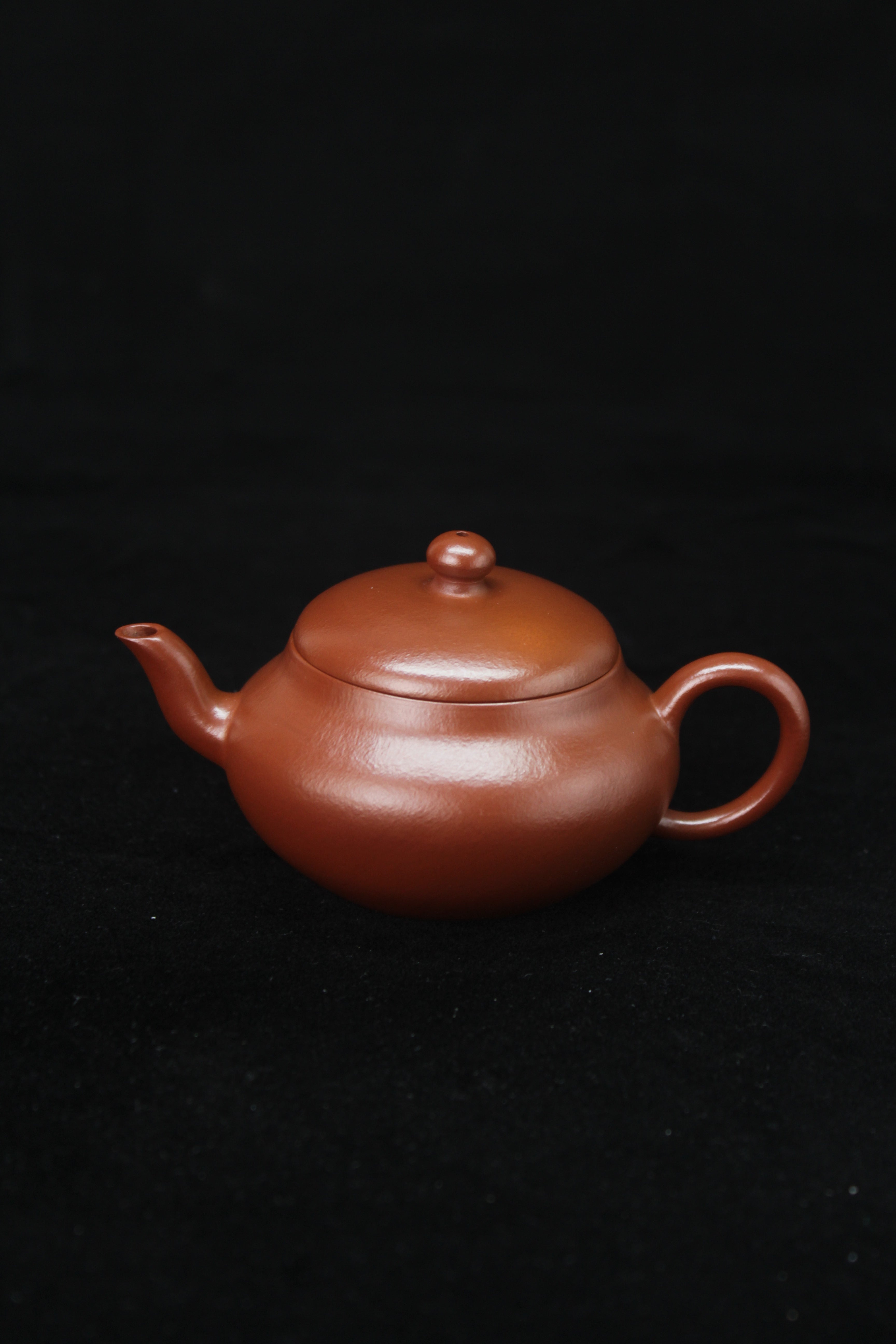 Clay teapot handmade with purple clay from zisha art galley