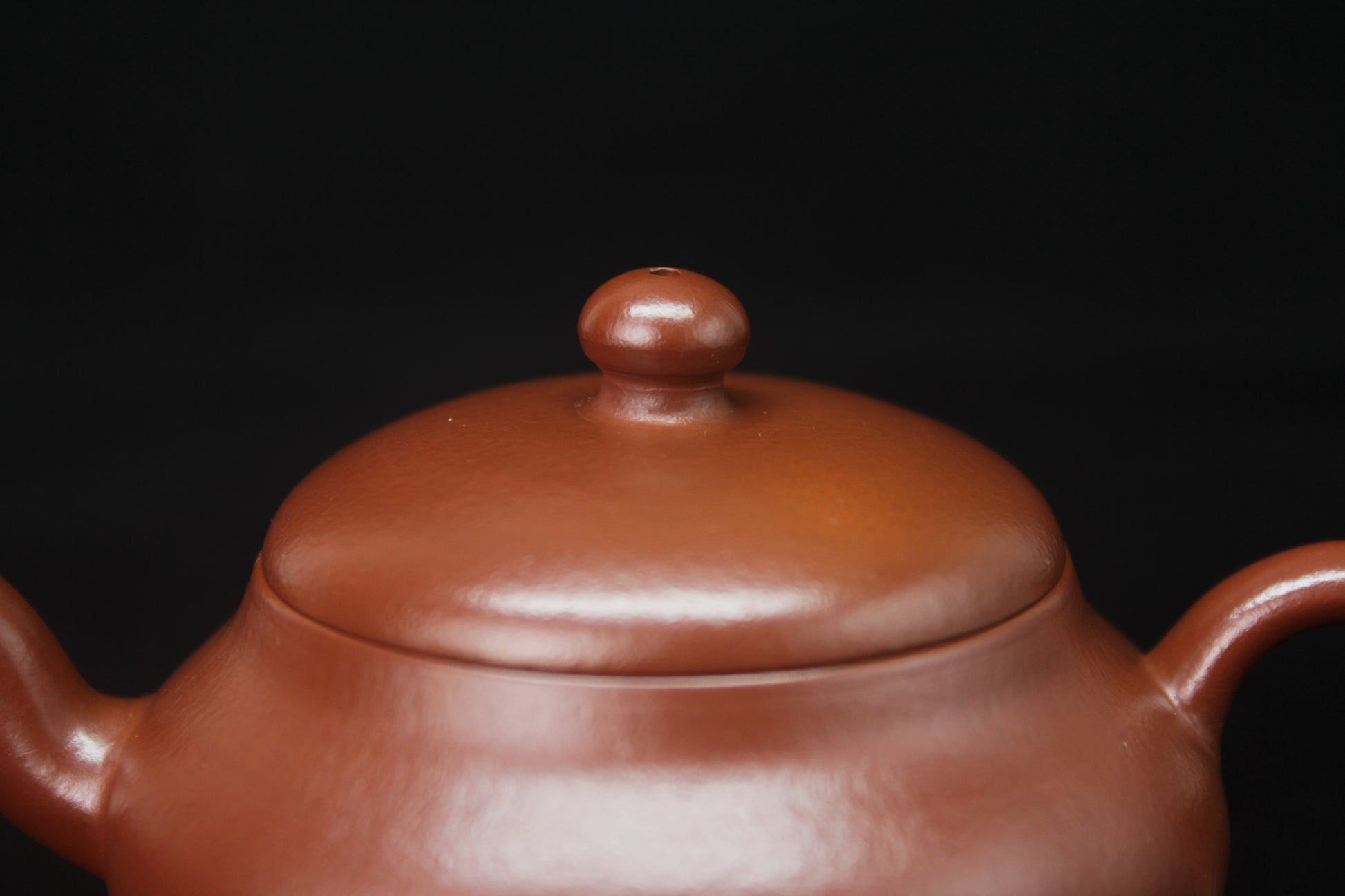 Lid of Clay teapot handmade with purple clay from zisha art galley