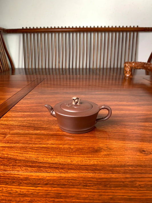 collectible teapot named Yu lun qing shi fully handmade by teapot master Qian Xiaojun from zisha art gallery