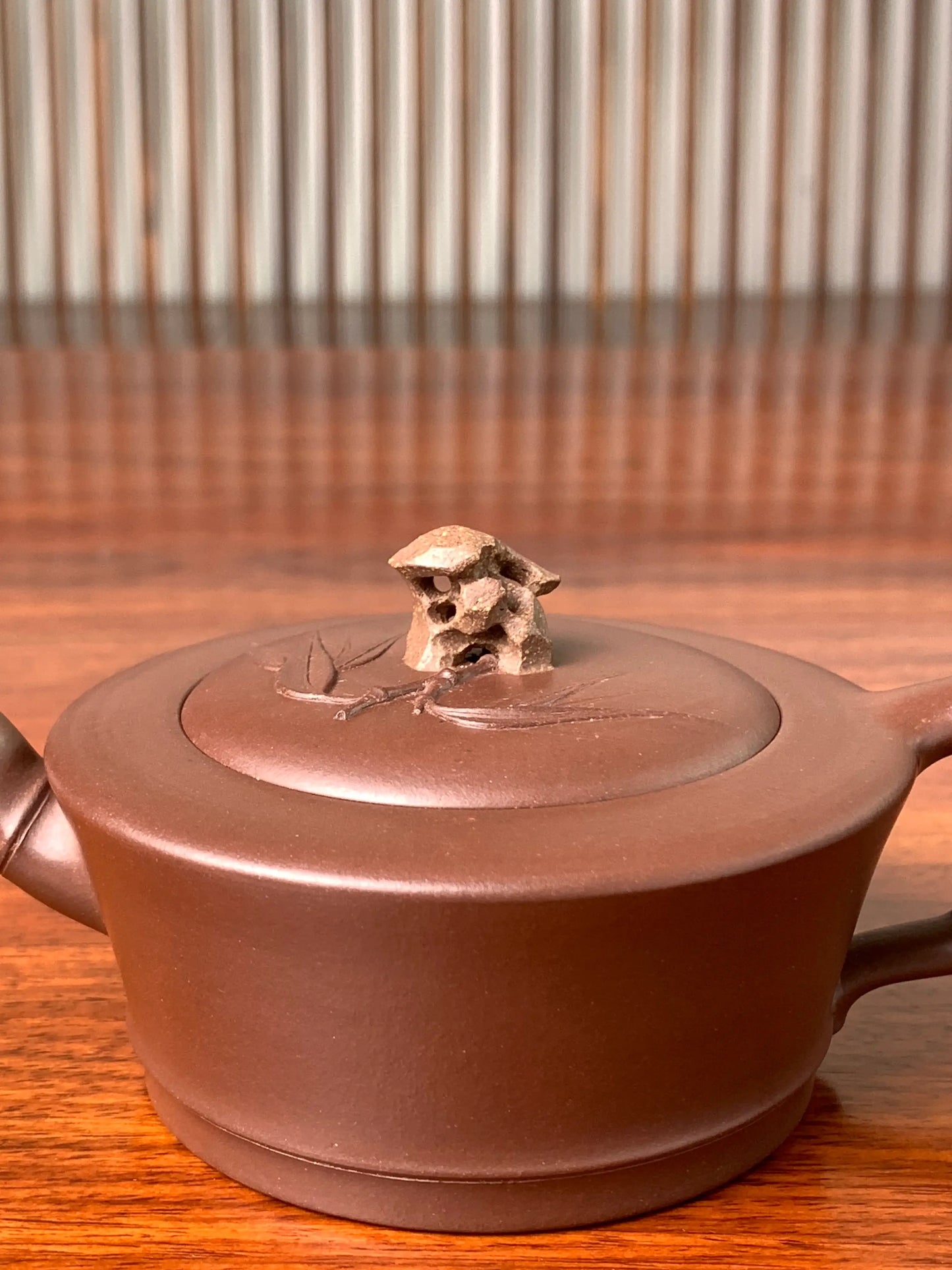 Details of the lid and the hollowed knob, seen from the front