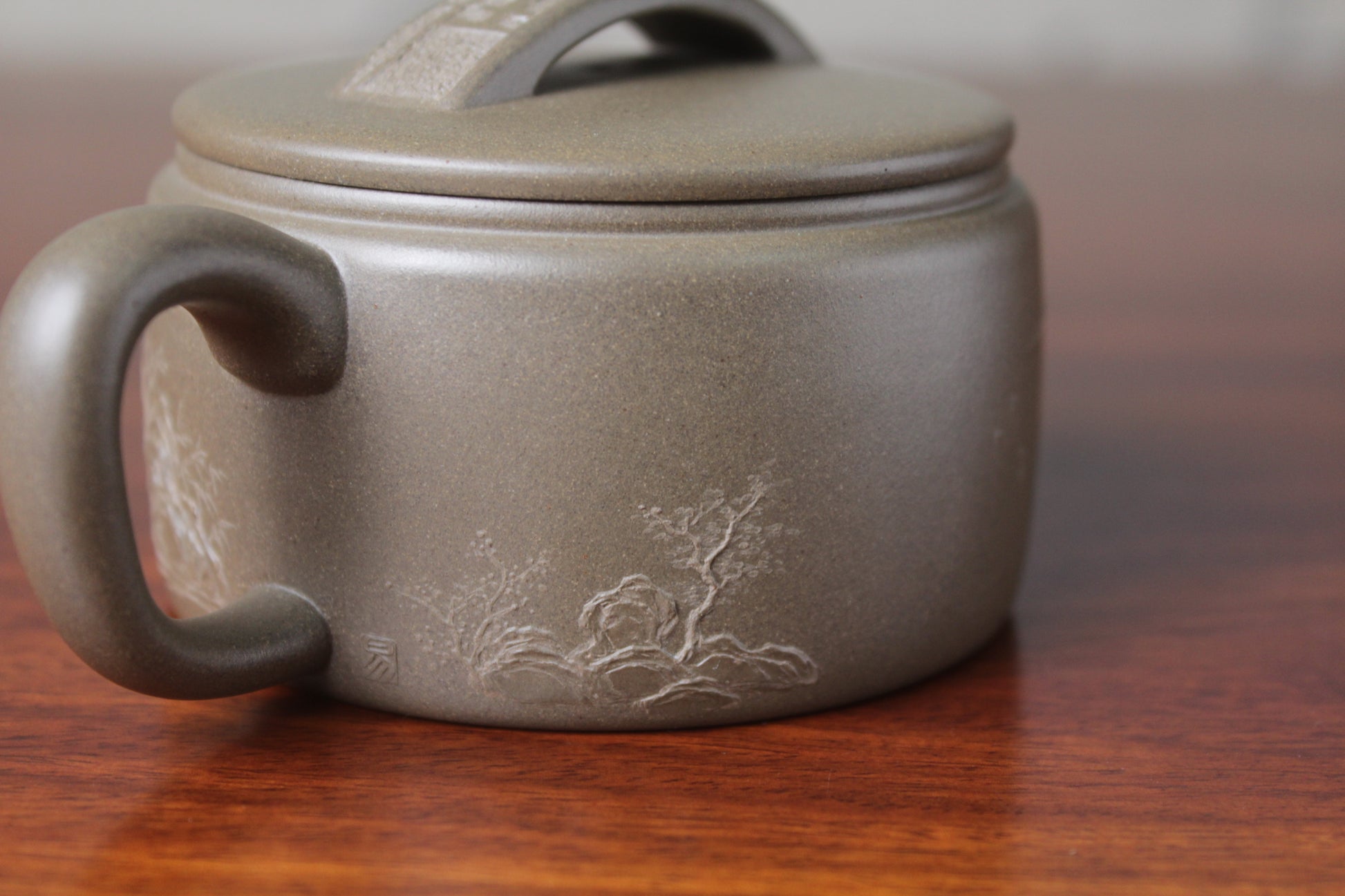 Pattern details of the collectible teapot han wa