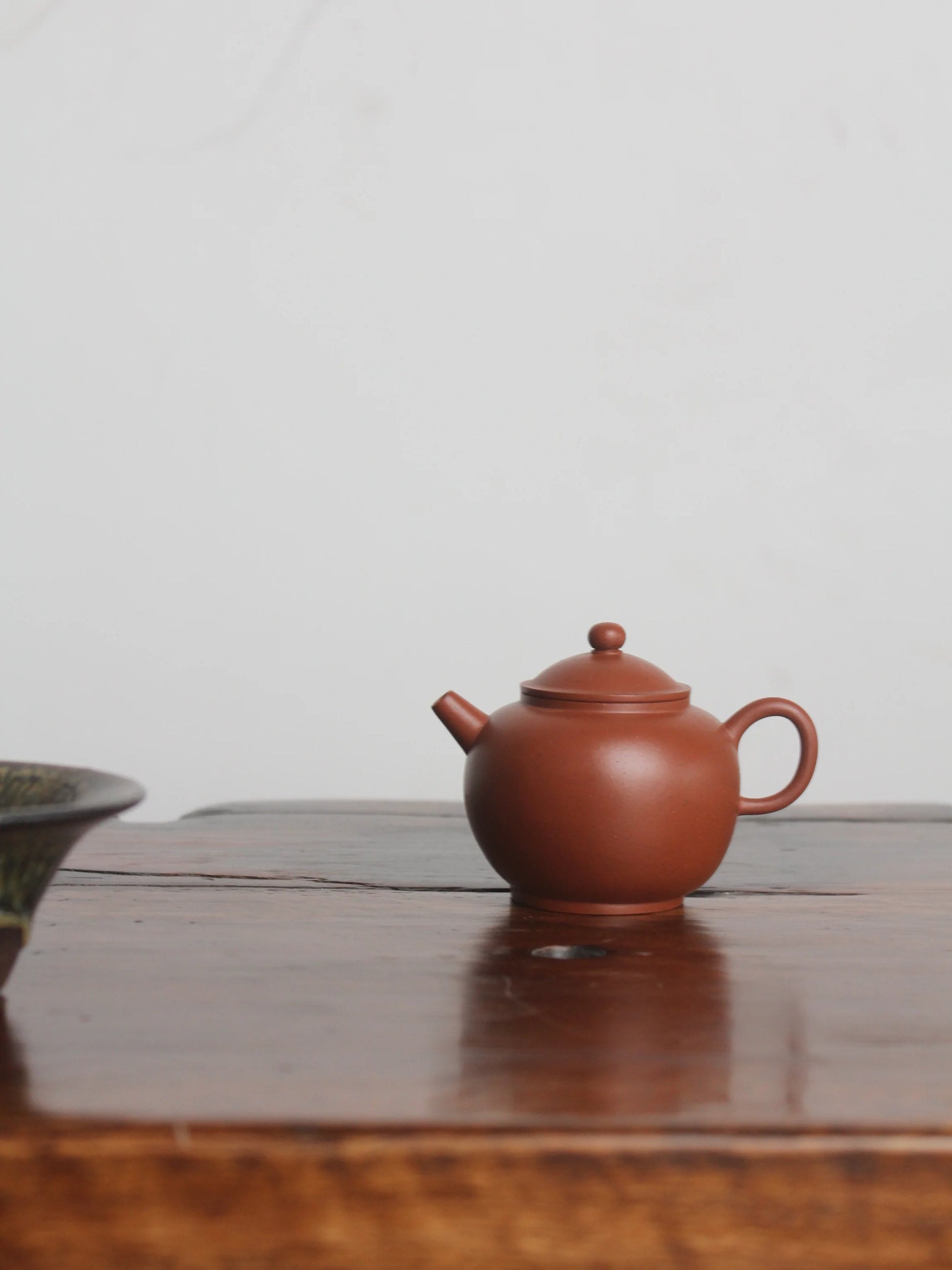 the side view of the collectible Ju Lunzhu teapot 