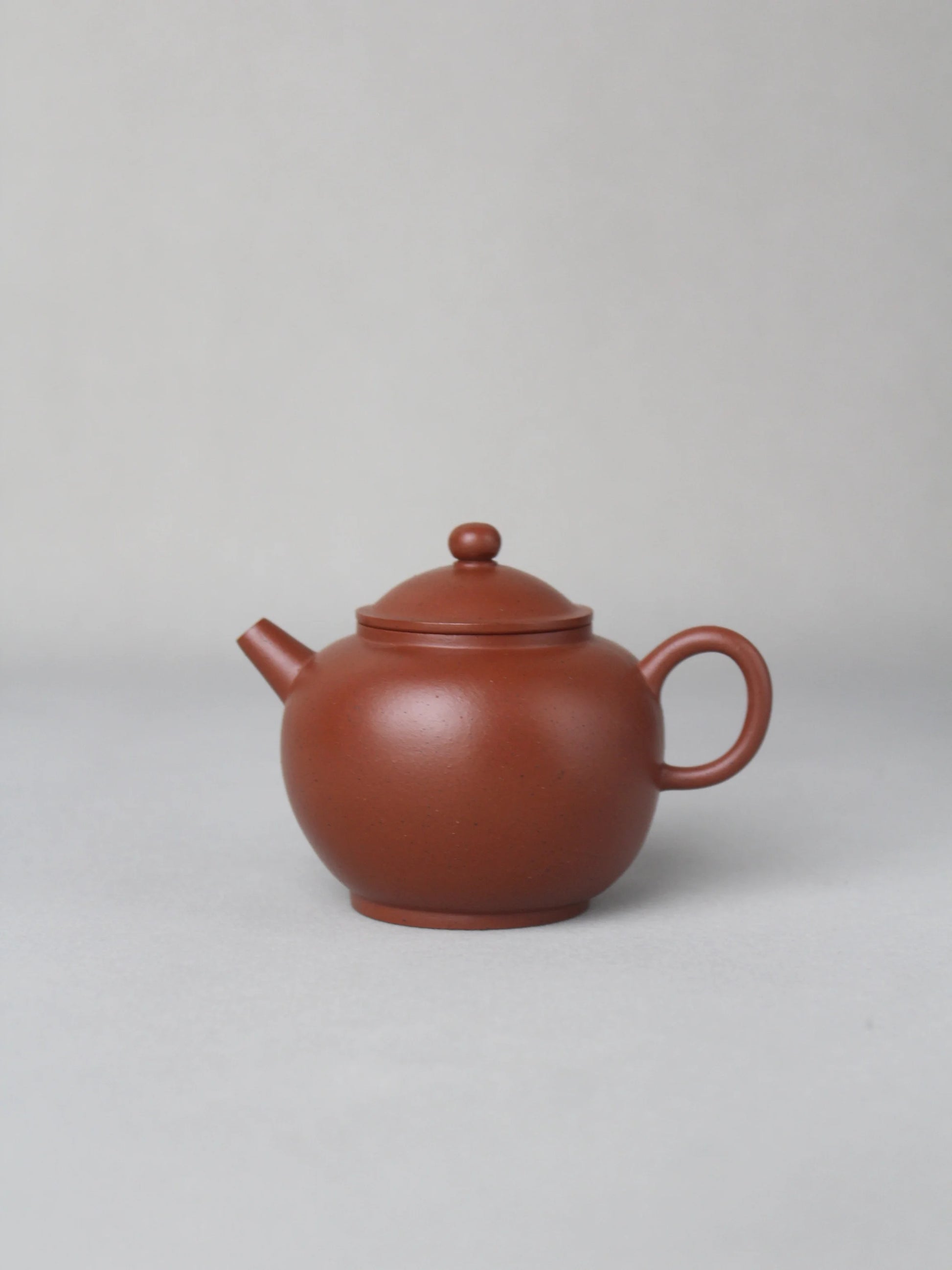 the front view of the collectible Ju Lunzhu teapot