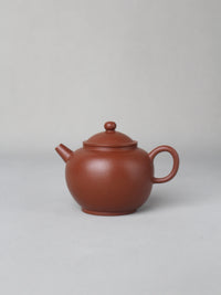 the front view of the collectible Ju Lunzhu teapot