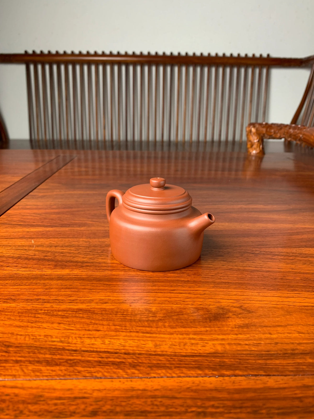 collectible teapot with a minimalist design style de zhong left view