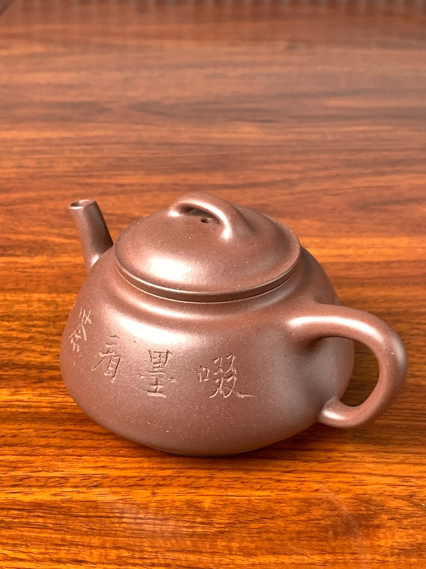 Take a closer look at the words Wu Dongyuan carved on this teapot