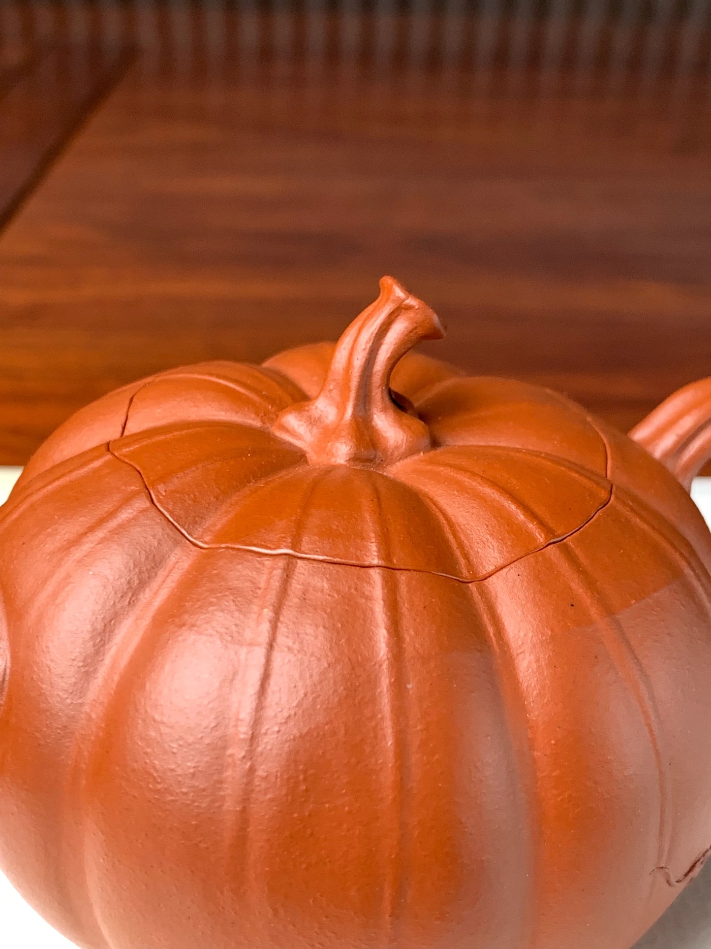 The teapot knob is shaped like a pumpkin stem