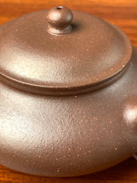 A close-up photo of the teapot, where you can clearly see the clay particles.