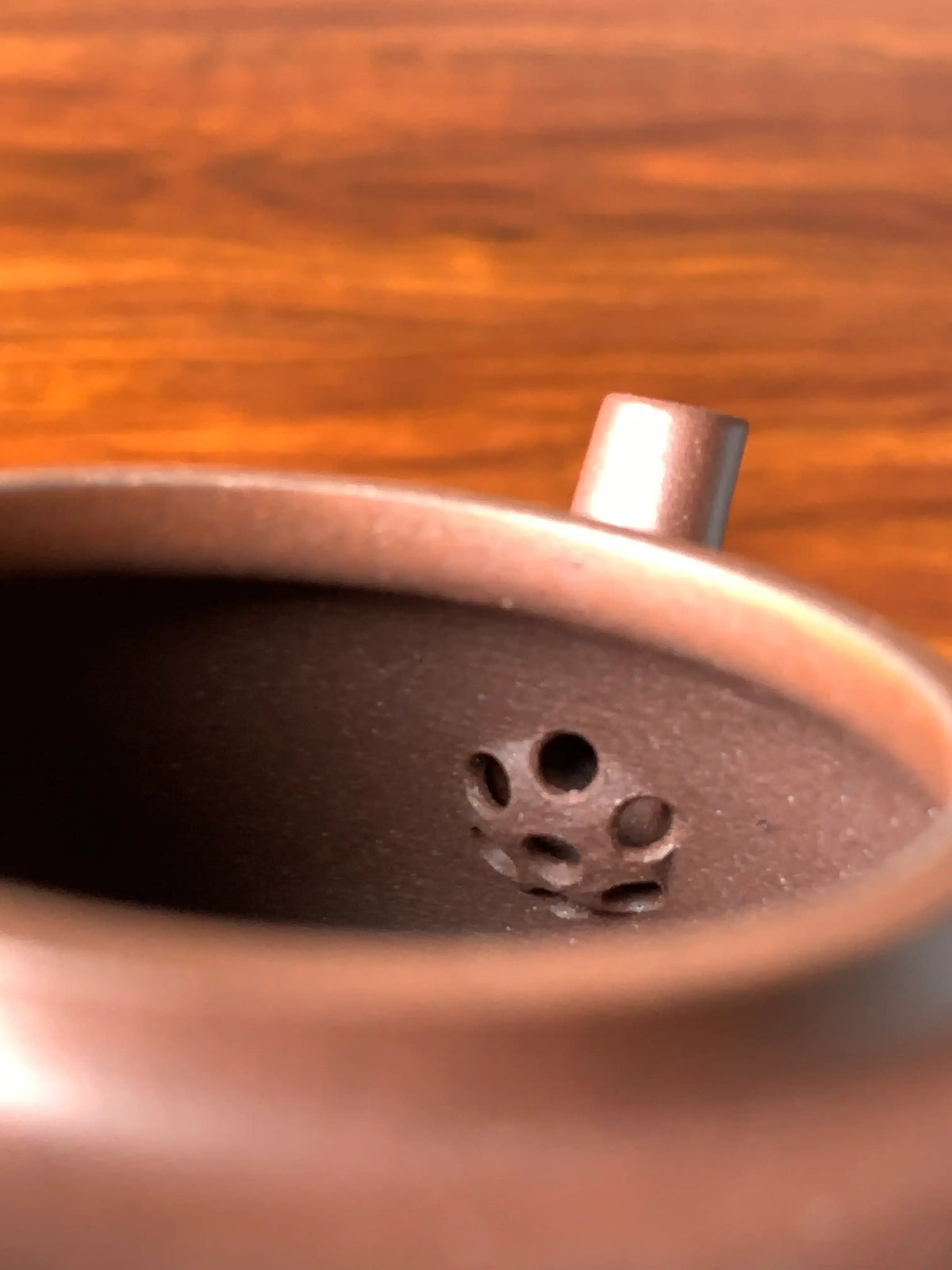 the ball filter inside the teapot make the pour excellent