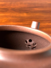 the ball filter inside the teapot make the pour excellent