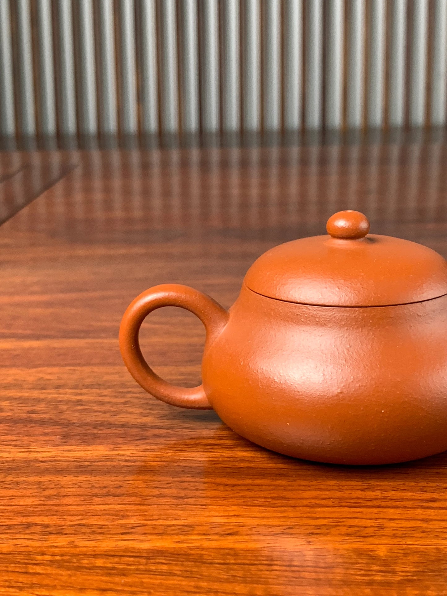 the handle of the handmade yixing teapot jun de