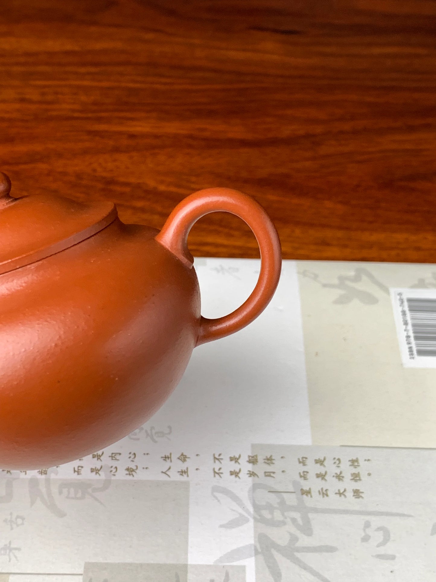 The handle of this teapot has an elegant line.