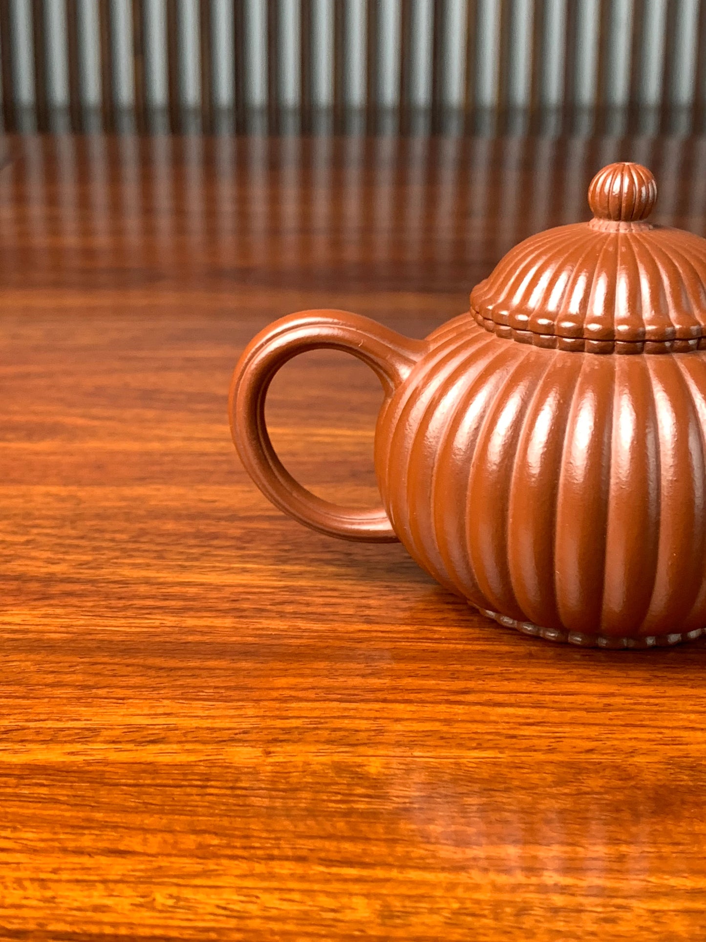 the handle of the handmade yixing teapot named shui ping