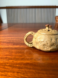 the handle of the handmade yixing teapot  named gongchun