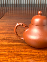 handle of the zisha teapot named si ting